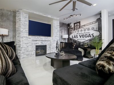 Vegas Royale Experience 7BR 5.5BA, 14 Min to Strip