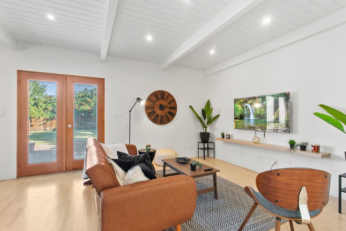 Midcentury Modern Gem with Orange Tree Haven! gallery image 4