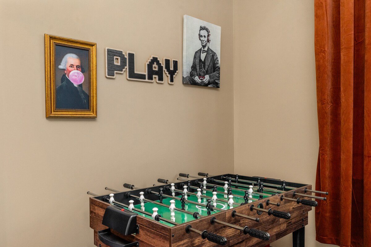 Luxe Home | Rooftop Views | Game Room | Mins to DT gallery image 5