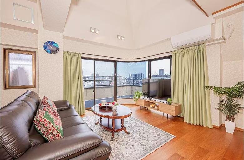 寝室4つと吹き抜け広々リビングのメゾネットタイプのお家です。 gallery image 5