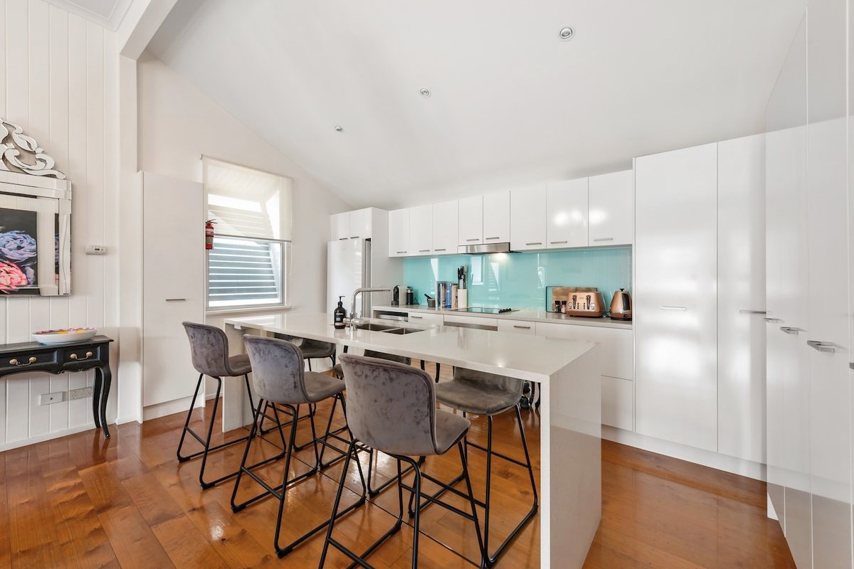 Luxe Inner-City Home with City Views! ~ Teneriffe gallery image 5