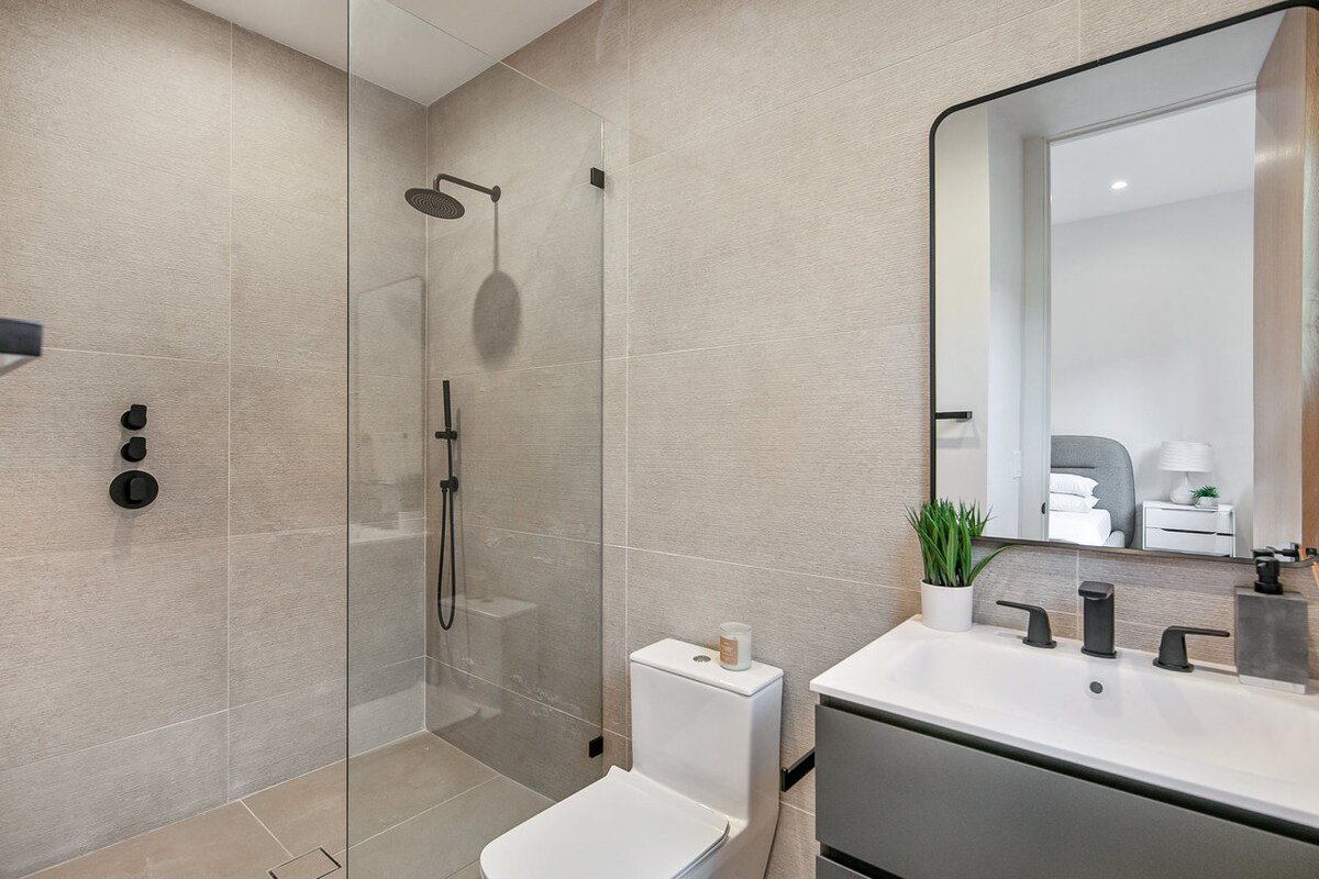 Luxury, Modern 5 Bedroom Farmhouse gallery image 2