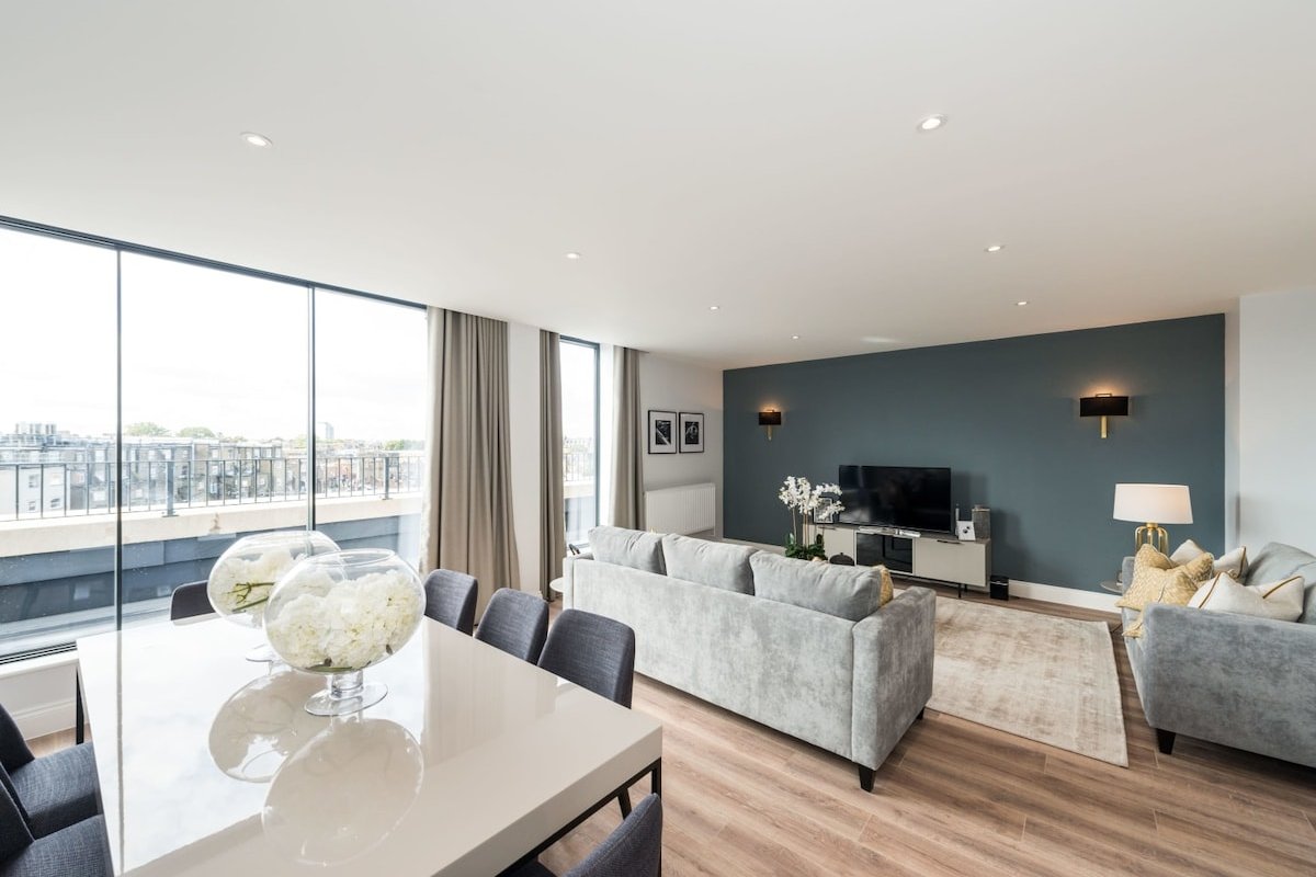 Stunning 4BD Duplex Apartment in Earls Court with gallery image 2