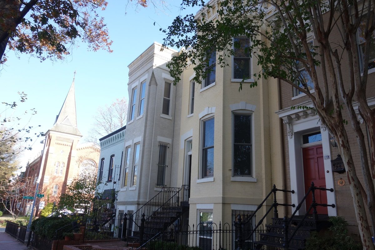 Stunning 2BR-Steps to the US Capitol + Parking! gallery image 2