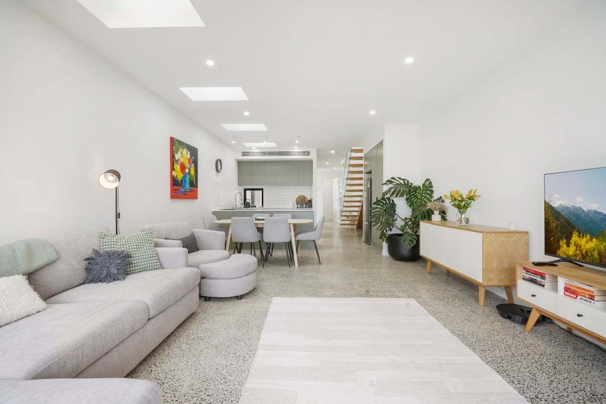 Peaceful Retreat with Backyard in Brunswick East gallery image 2