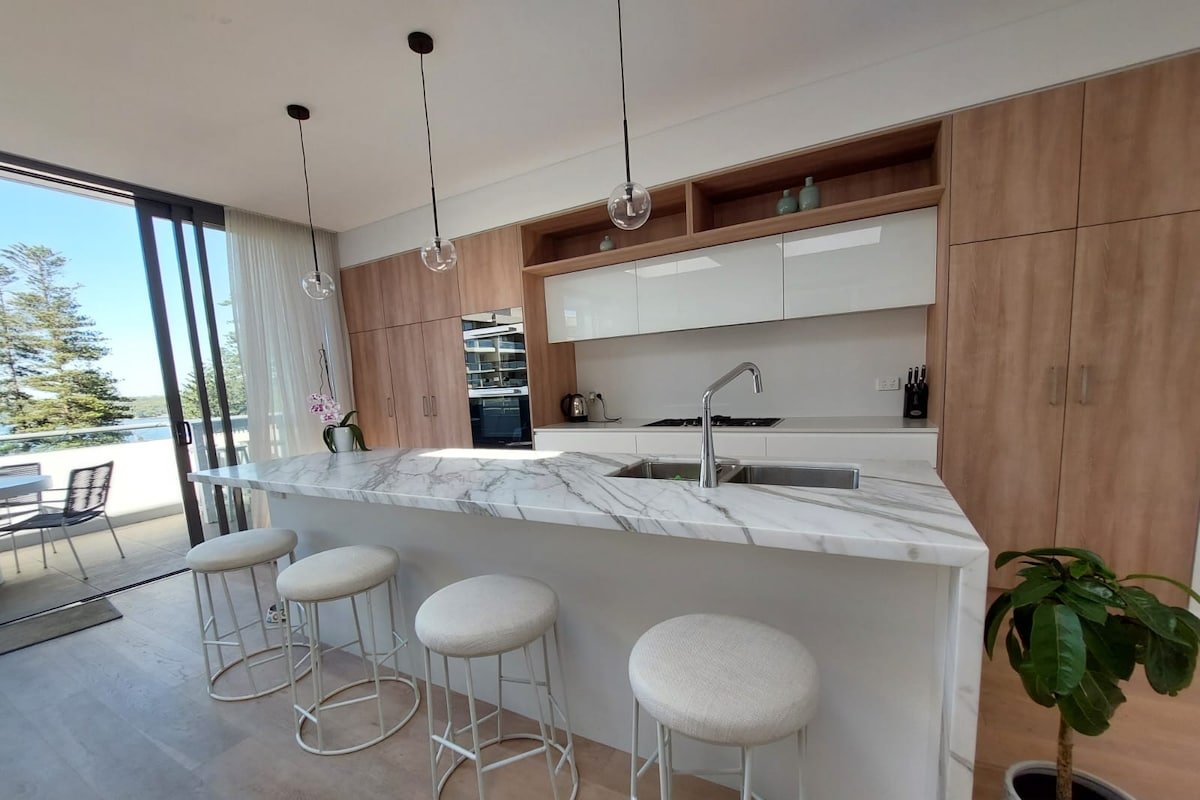 Luxury 3-bed penthouse, with stunning ocean views gallery image 3