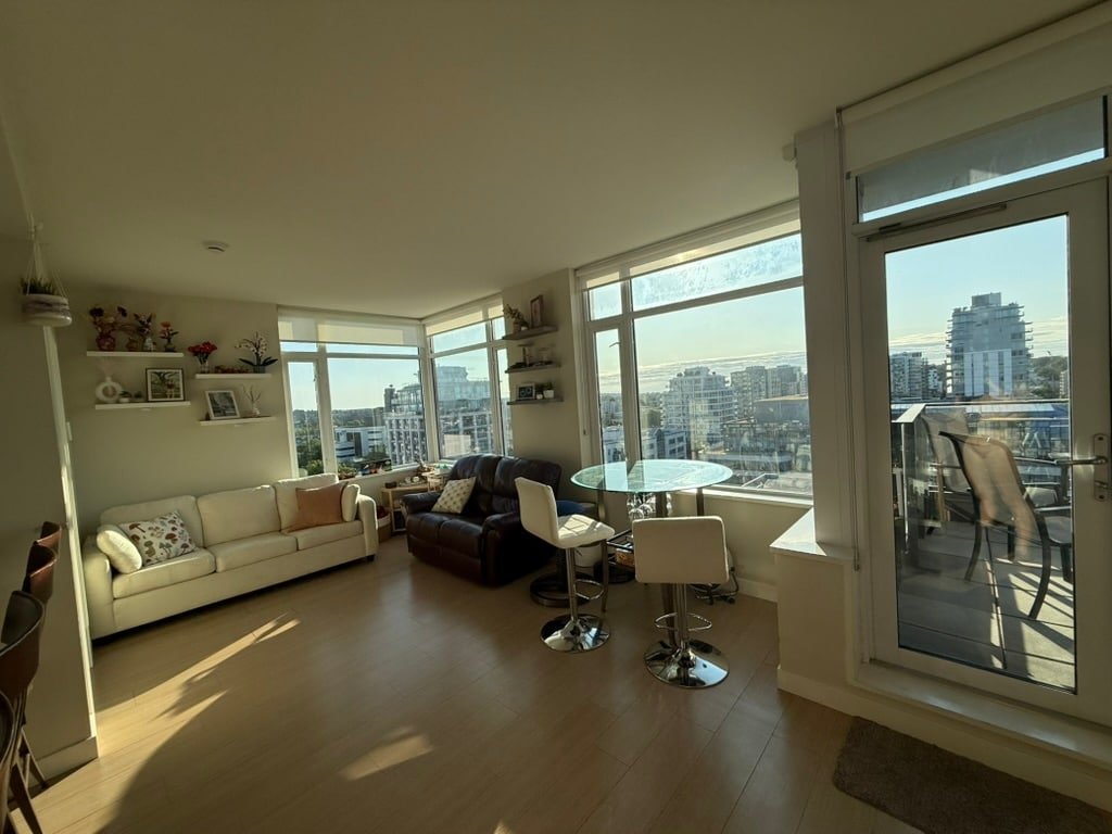 Modern Home in Heart of Downtown gallery image 2