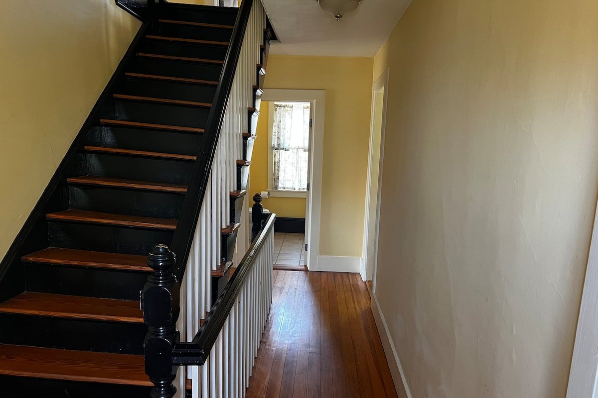 Payne Cottage. A private oasis in downtown. gallery image 5