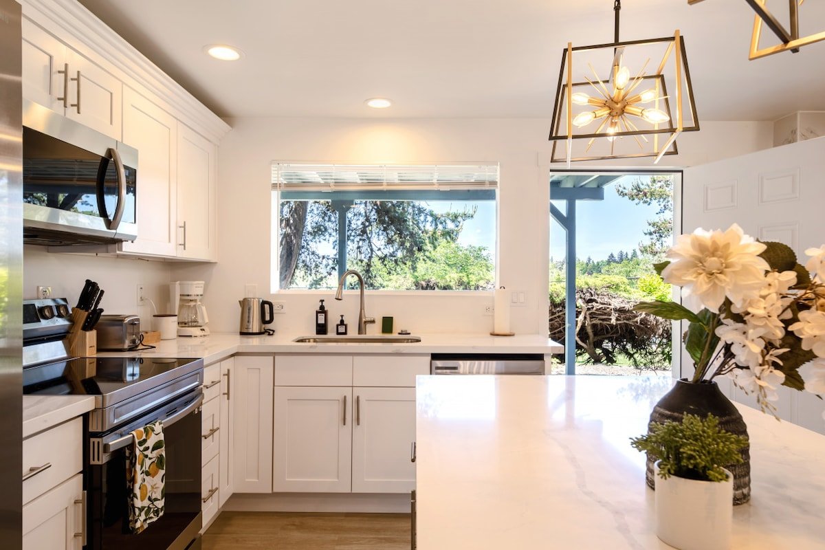 6b4b Newly Remodeled Home w/ Green Lake View gallery image 5