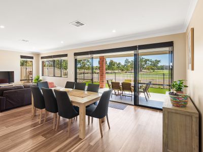 The Links – fairway views, walk to town, air-con