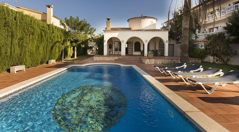 Villa on the canal with 3 bedrooms, swimming pool gallery image 2