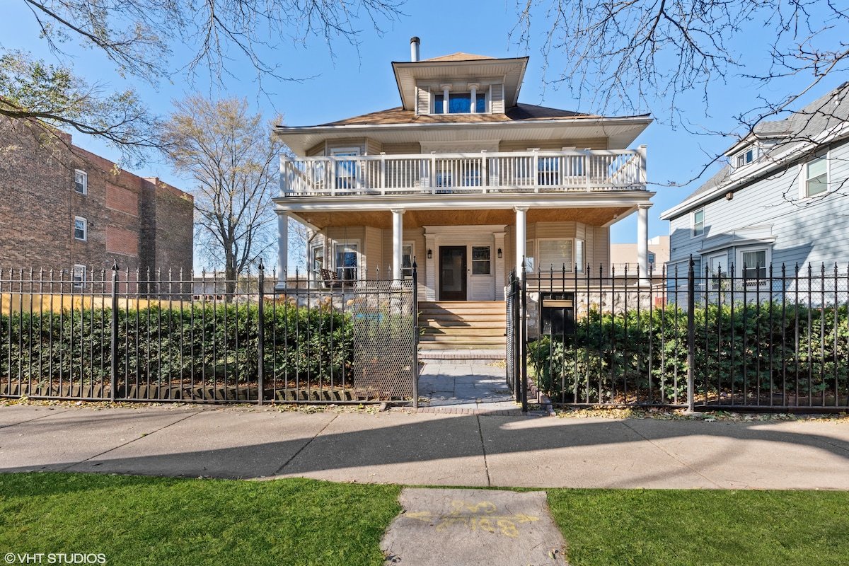 Edgewater Beach Home Steps to the Lake gallery image 3