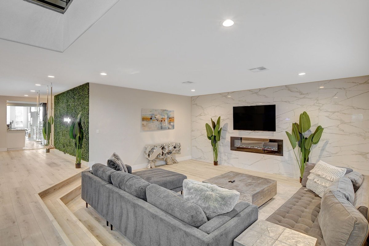 The Vegas Mansion gallery image 3