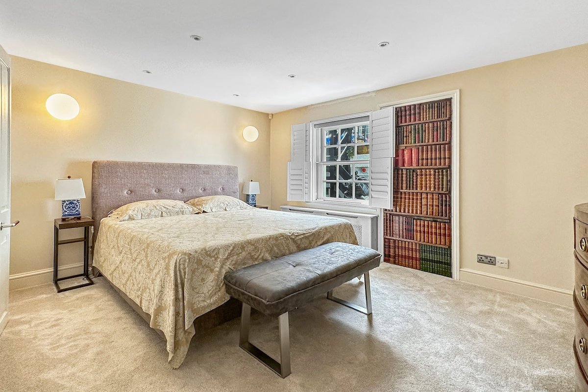 3 bedroom house behind Harrods gallery image 5