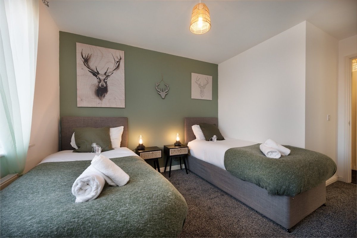 Comfy & Spacious 4BR Home for 9 with Parking gallery image 3