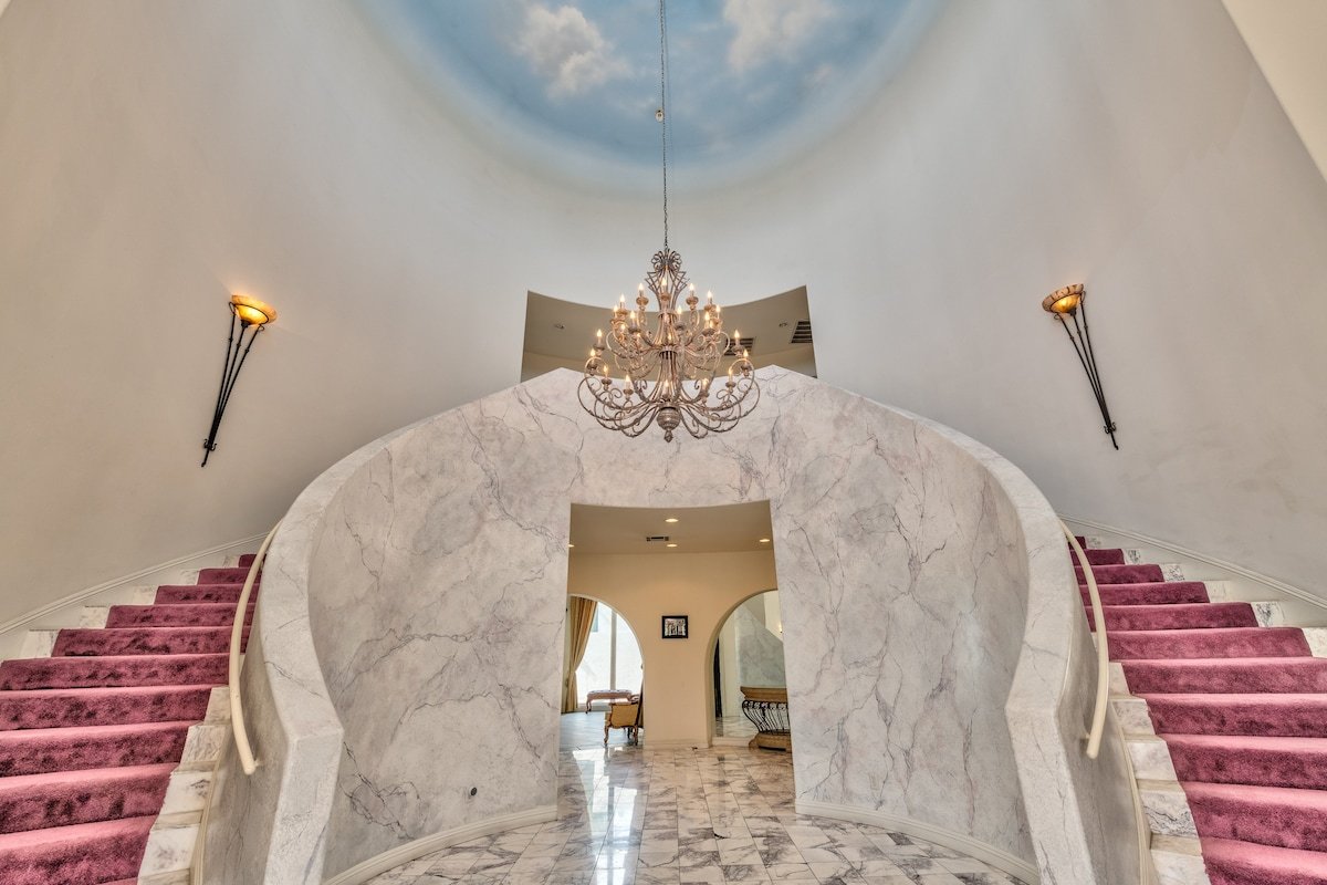 15,000 Sqft 5min from strip! 1.5 acre Mega Mansion gallery image 4