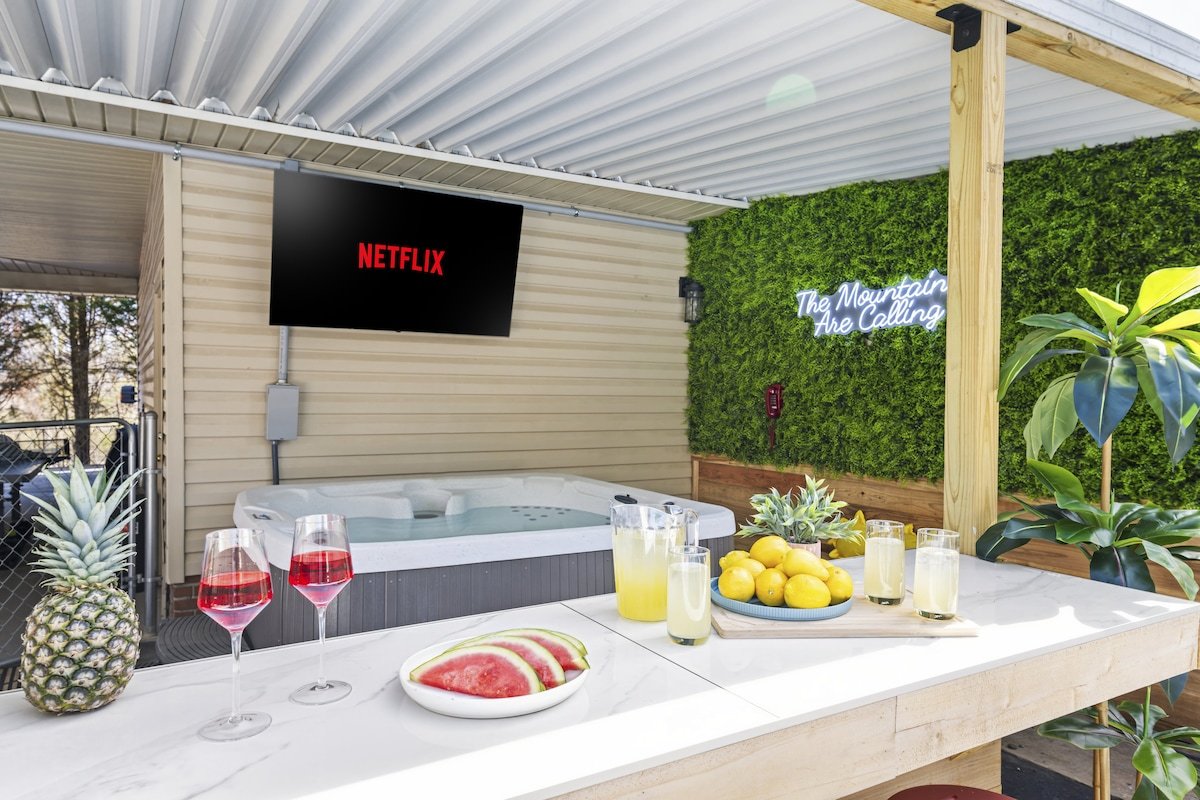 Heated Pool, Pickleball, Hot Tub, 10 mins to DT gallery image 3