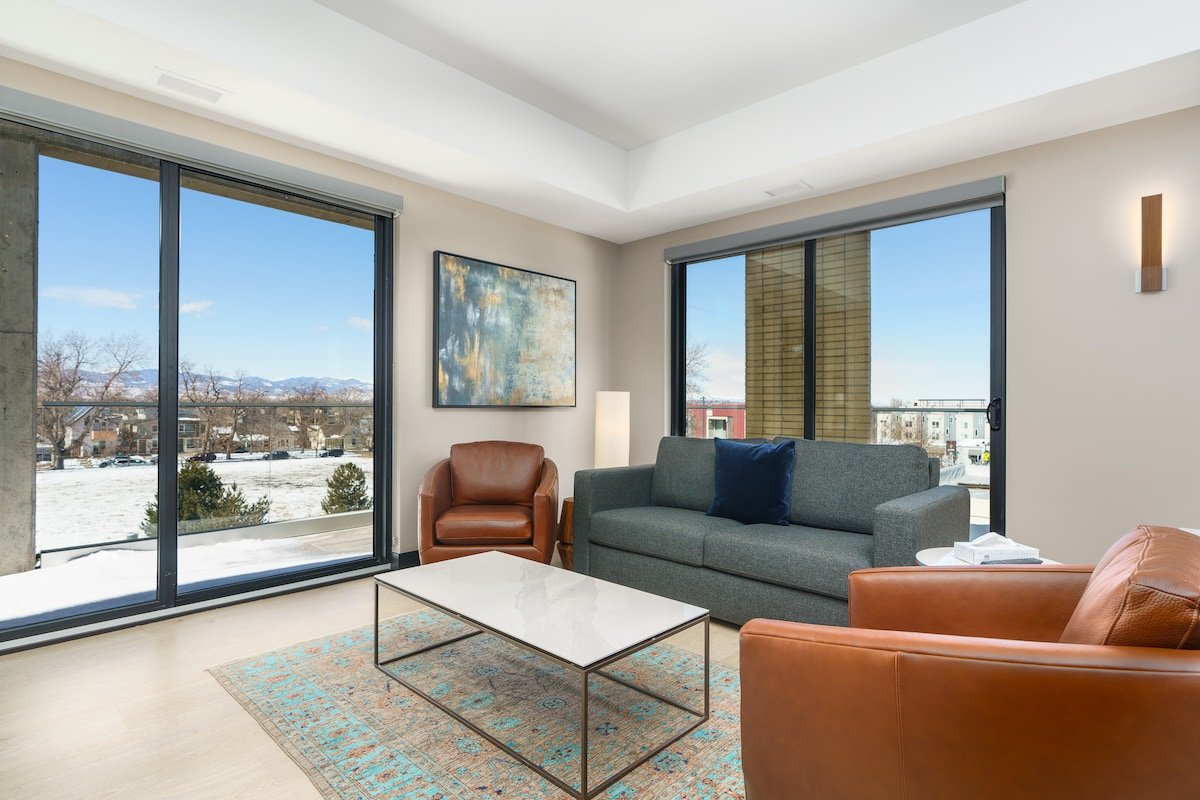Sleek Tennyson St Flat w/ Balcony & Views gallery image 2
