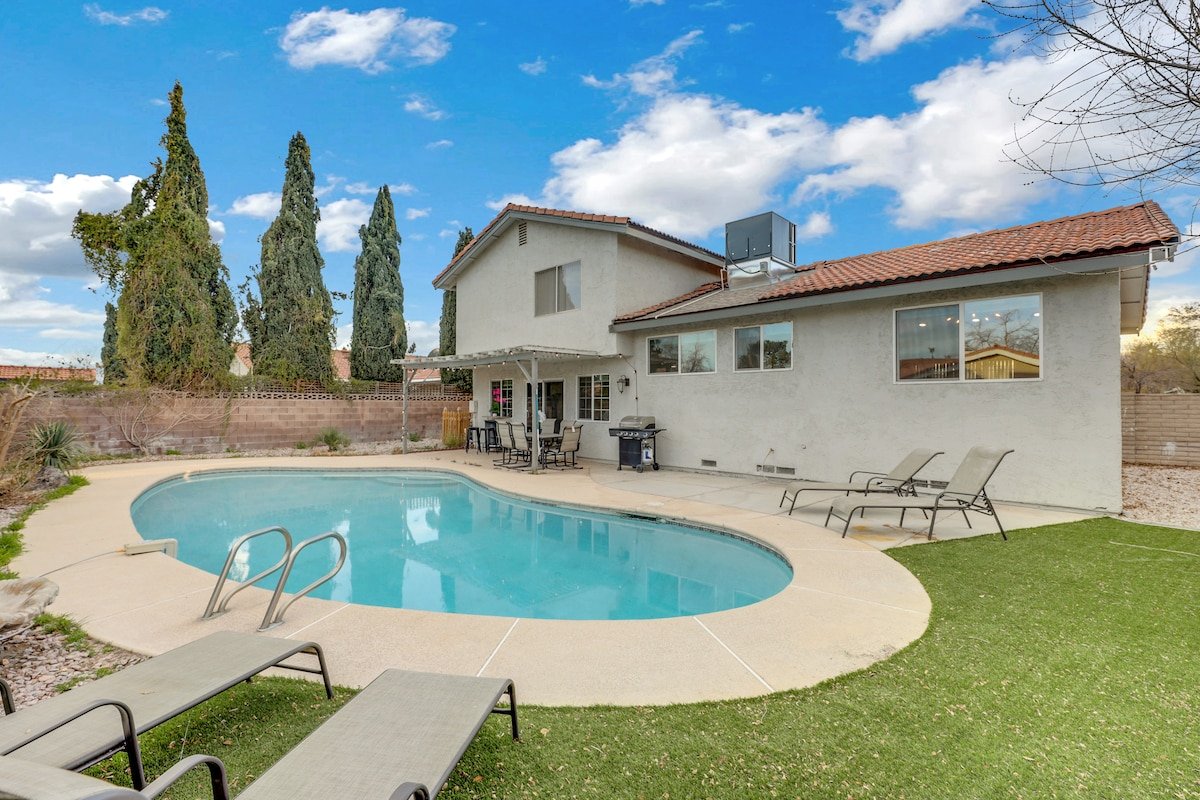 MidCentury Modern Home w/ Pool | 10 Min to Strip! gallery image 2