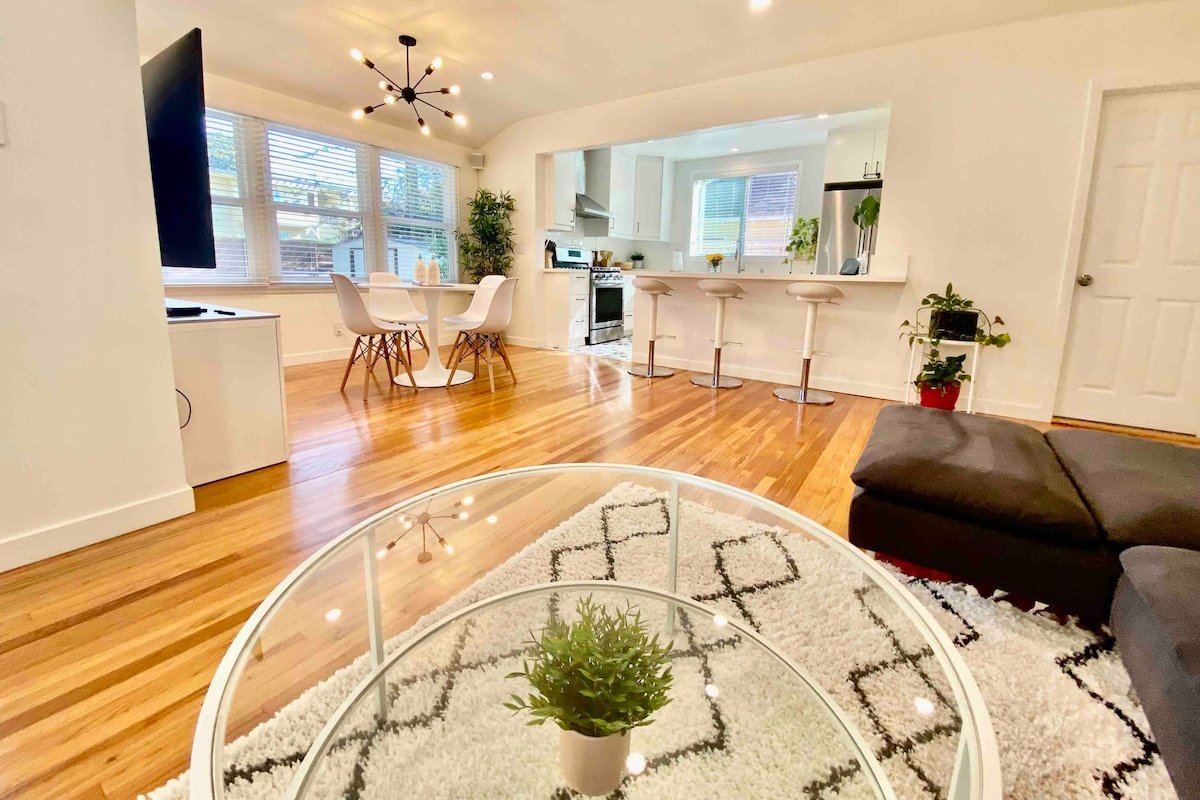 Stunning Venice Hideaway w/Private Yard & Deck! gallery image 3