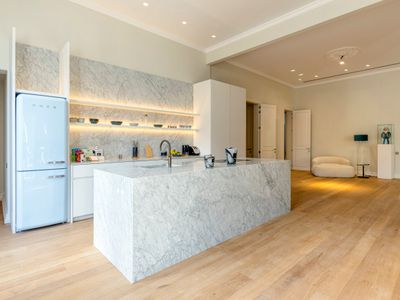 Ultra Luxury 3-bed/3-bath apartment, top location