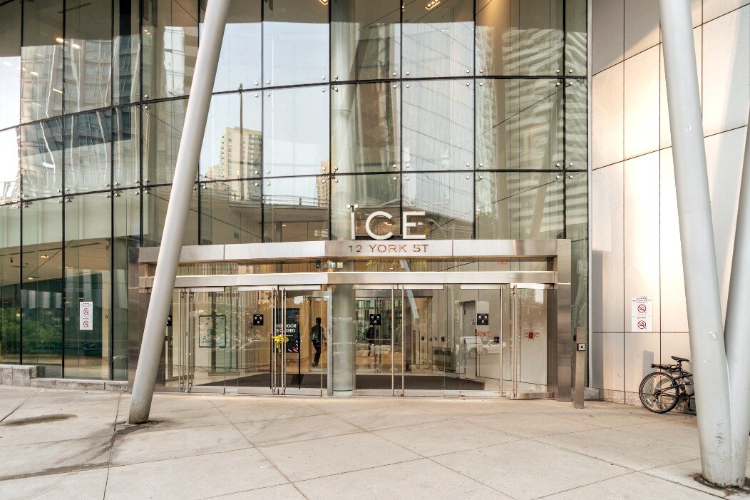 Stunning 2 bds with Lake and CN Tower View gallery image 4