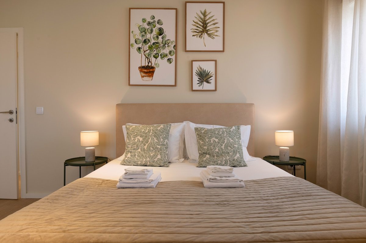 Poveiros Balcony- 2BR Downtown apartment w/AC gallery image 3