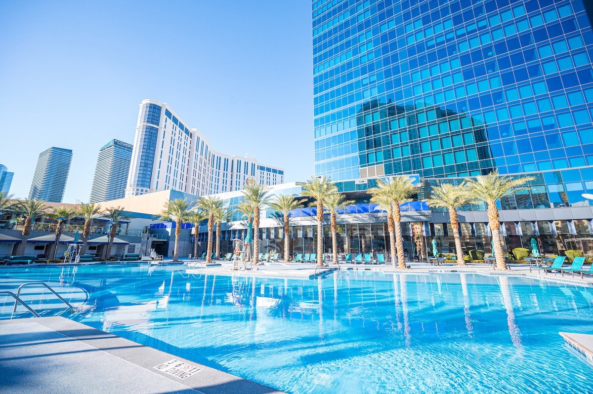 Jacuzzi Suite | Center Strip | Projection Screen gallery image 4