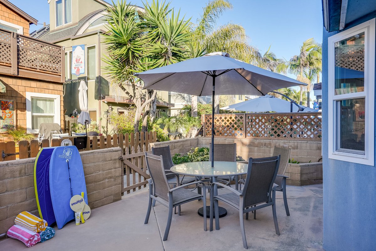 Beach House Perfection! – OceanView, AC & Patio!