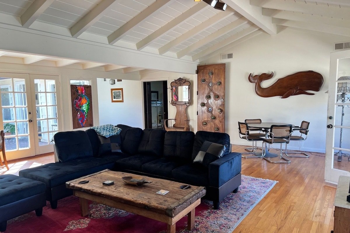 Pool, Tennis, Game Room, blocks from the beach! gallery image 3