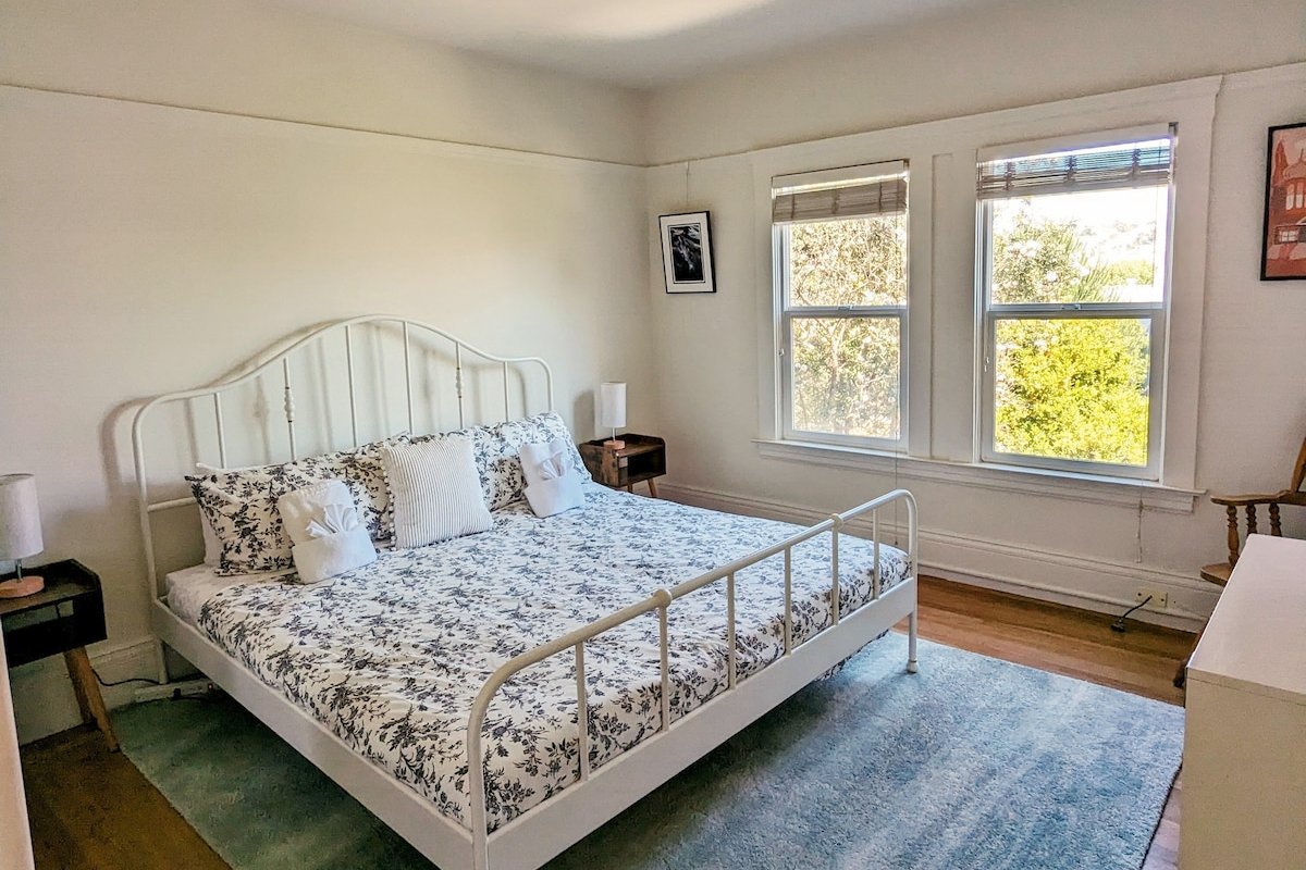 Spacious Sunny Safe 2br@Noe Valley w/ yard gallery image 4