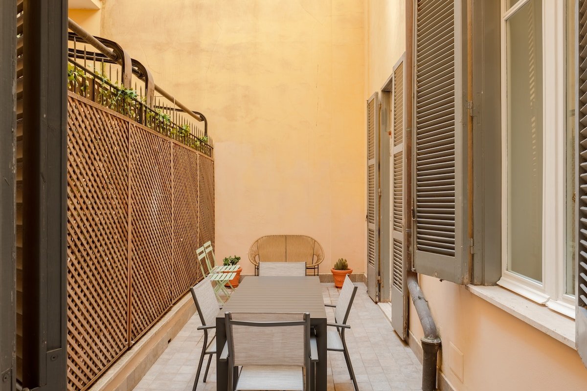 Elegant apartment with patio at Piazza Navona gallery image 5