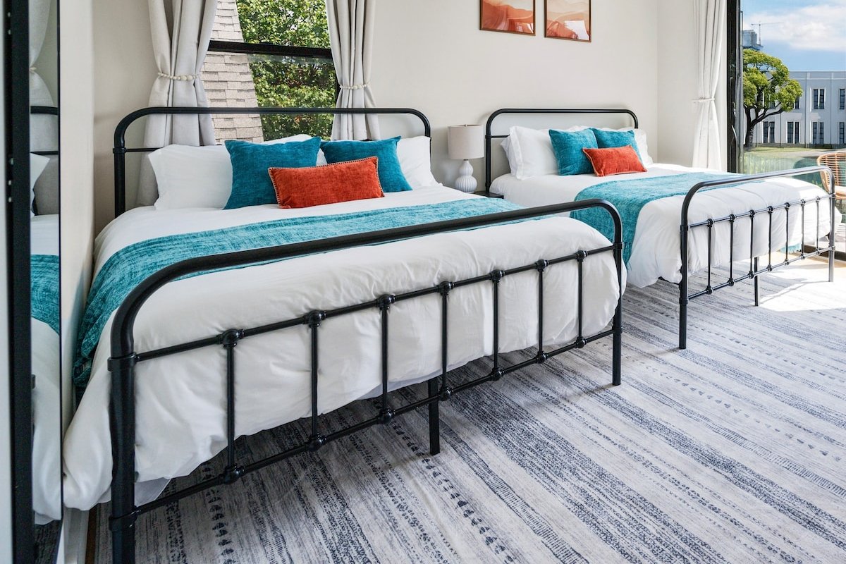 Penthouse+3BR Private Rooftop Min to PATH to NYC! gallery image 3