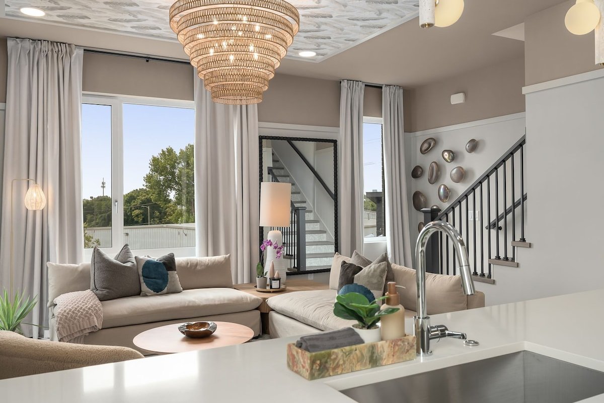 Luxury Rooftop, Pool, Sauna, Downtown view gallery image 2