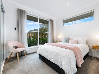 Luxury at the lookout – beach across the road!