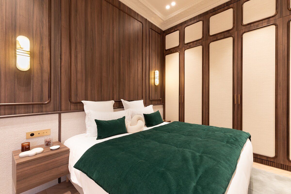 An Exceptional 3-BR/3Ba with Services – Louvre gallery image 3