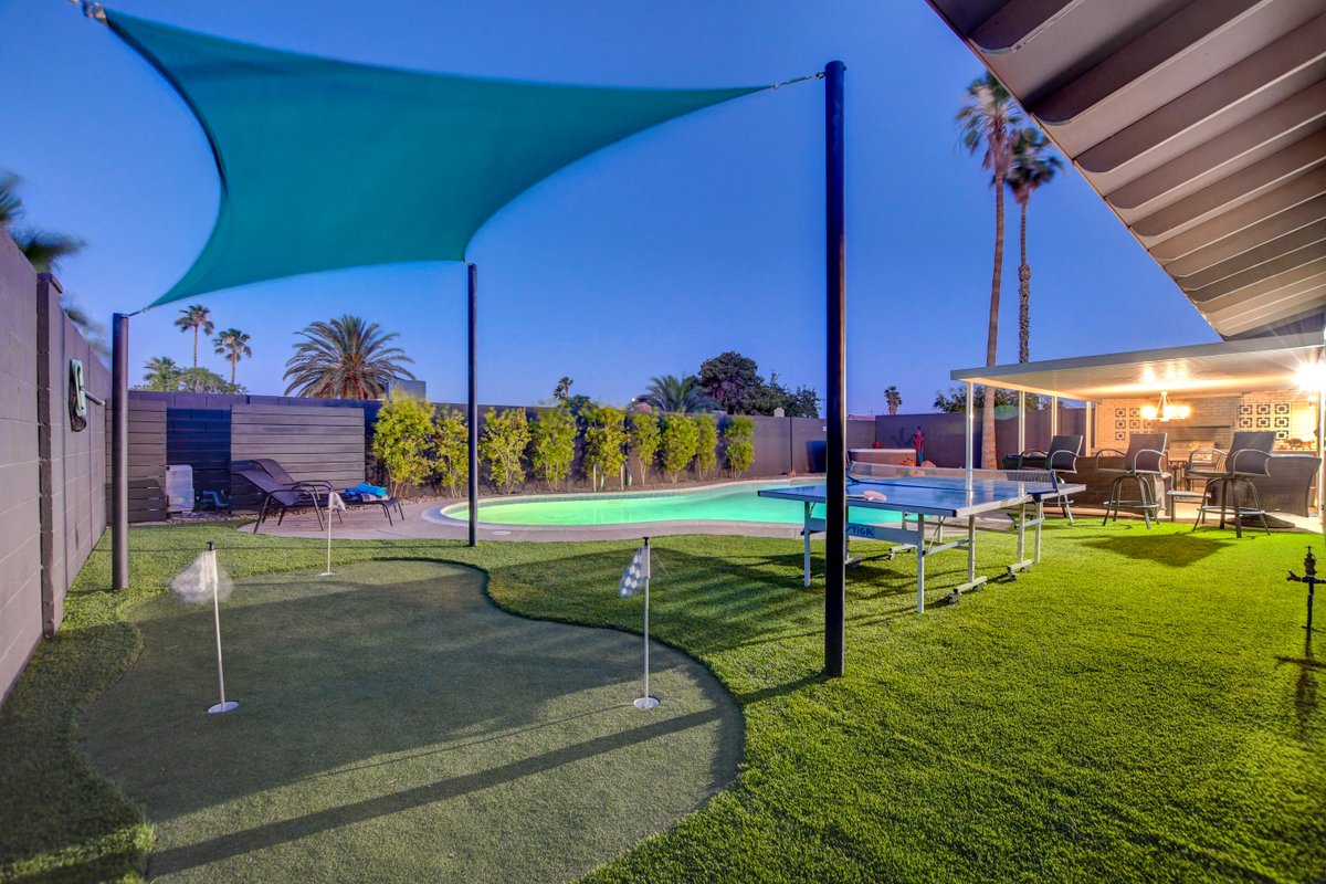 Close to Strip! Pool | Spa | Roulette Table | Golf