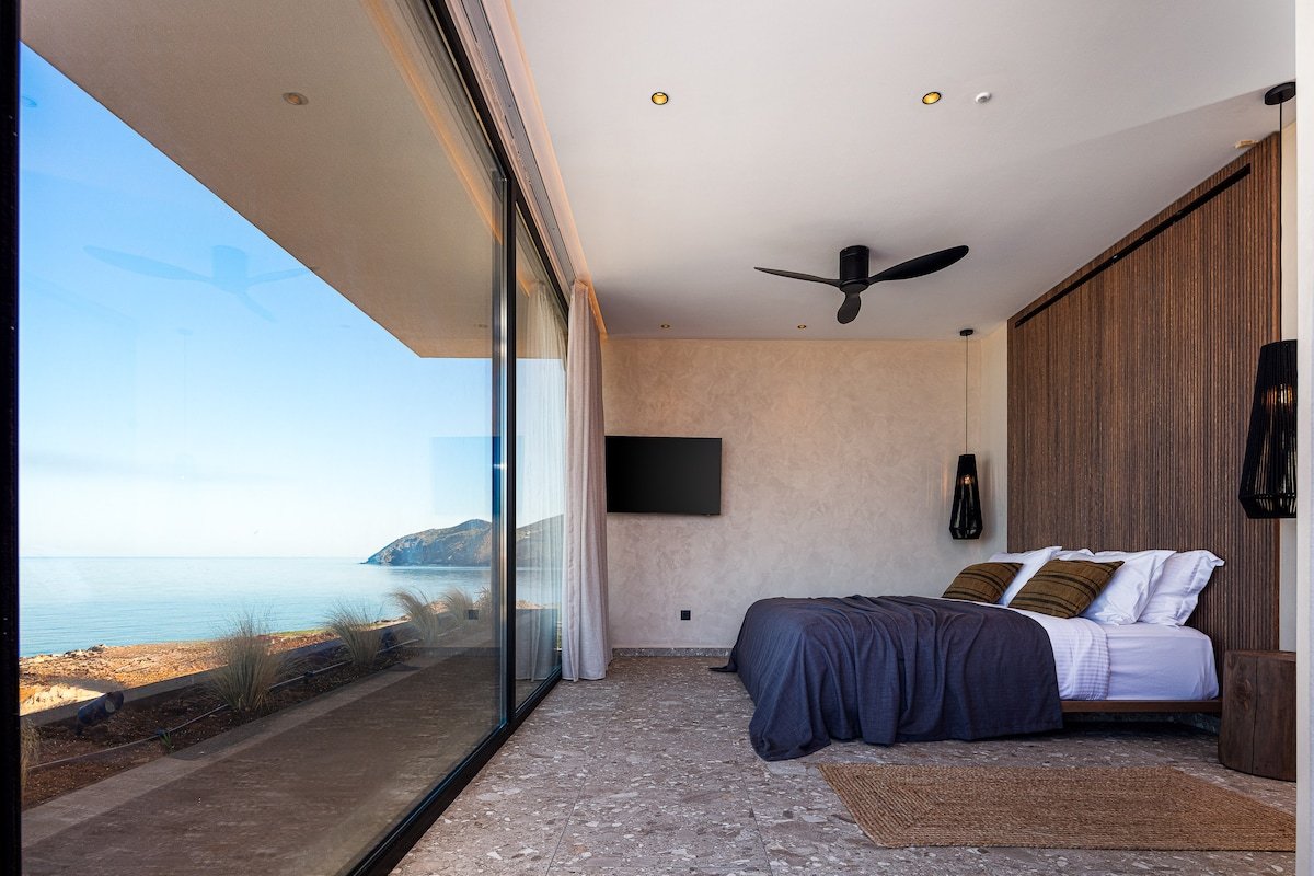 Beachfront Sanctuary w/Daily Service & Concierge gallery image 3