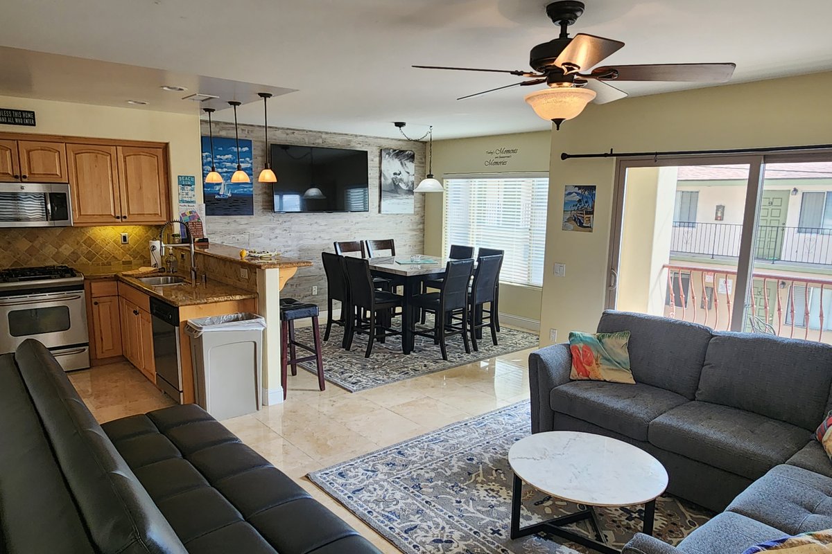 Beautiful By the Beach/King bed/AC/2 car garage