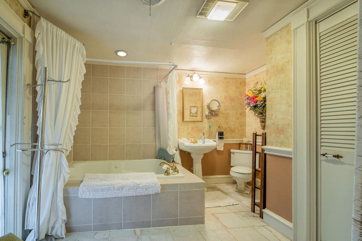 The Azalea Main House, central, King beds, 2 acres gallery image 5