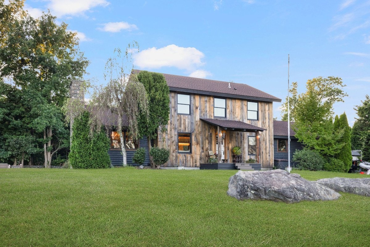 Stunning Farmhouse – Private Pool & Vintage Arcade gallery image 3