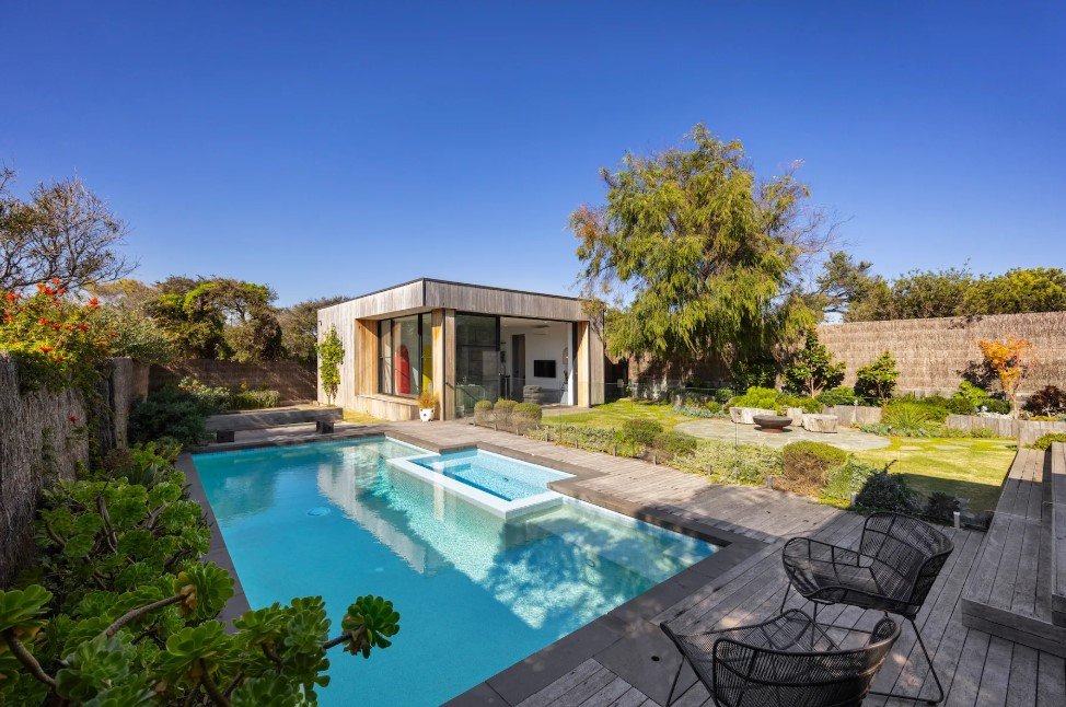 *Quay*Walk to beach Gas Heated Pool Spa Trampoline gallery image 2