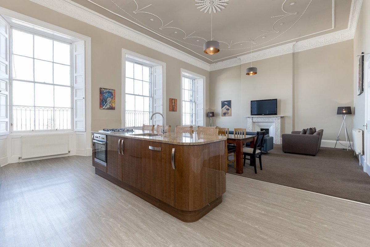 York Place City Centre 3 bedroom Apartment gallery image 2