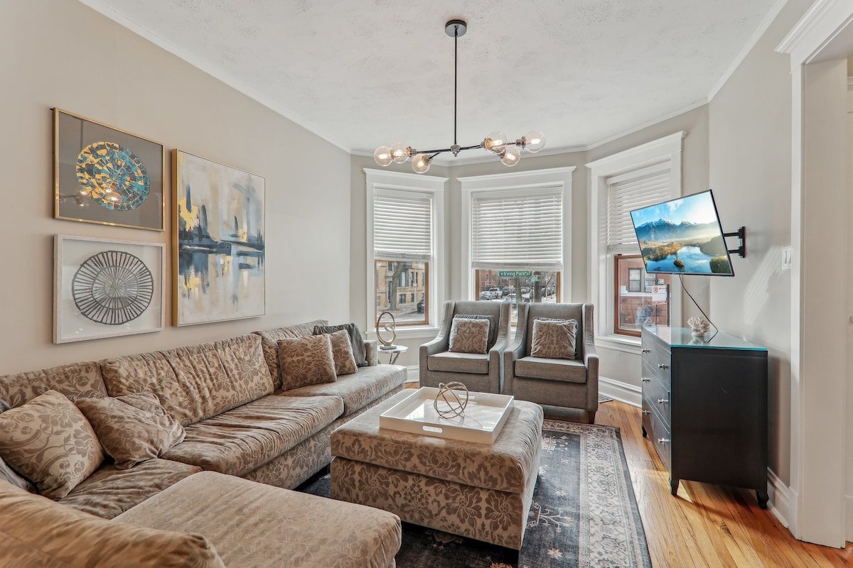 Big Wrigleyville Home, Great for Groups, 2 Units! gallery image 2