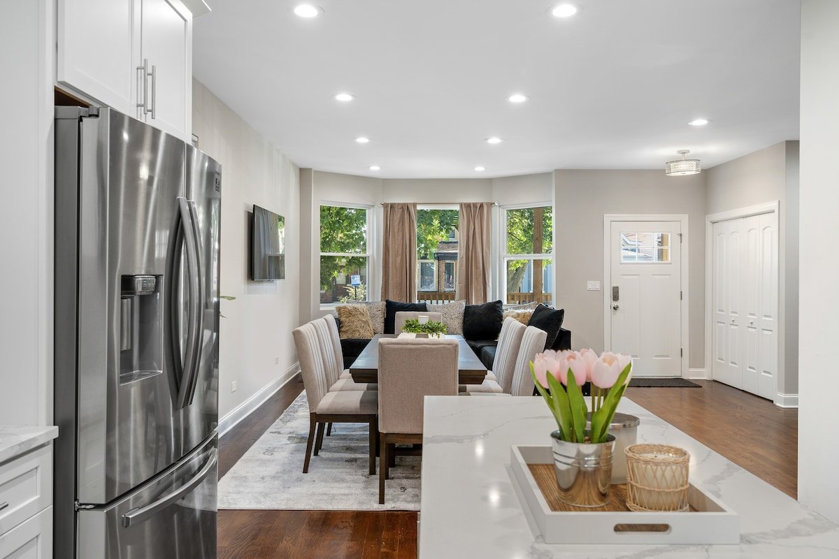 Gorgeous 5 BDR/ 4BA in Logan Square w/Parking! gallery image 2