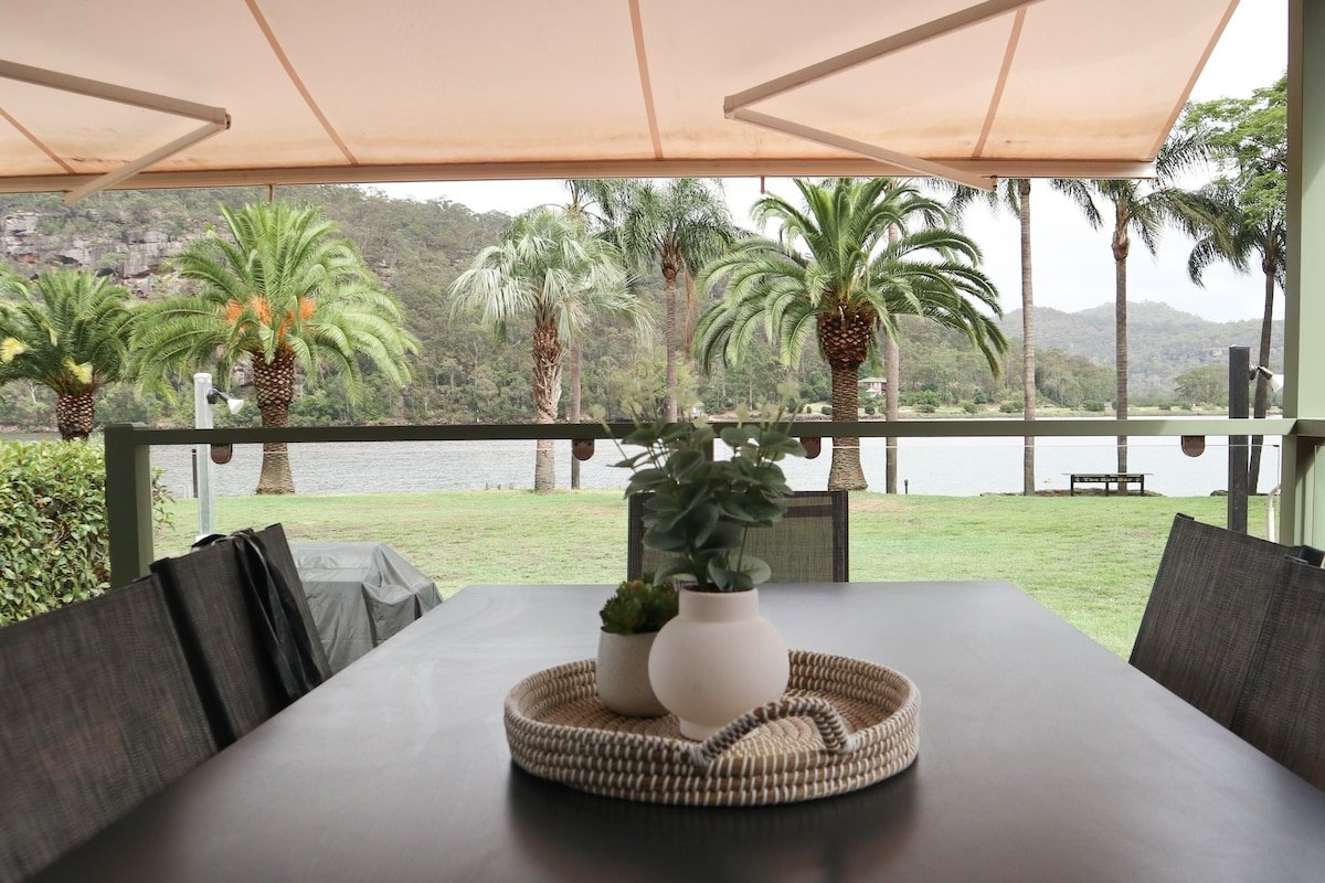 Private modern waterfront cabin – Hawkesbury River gallery image 3