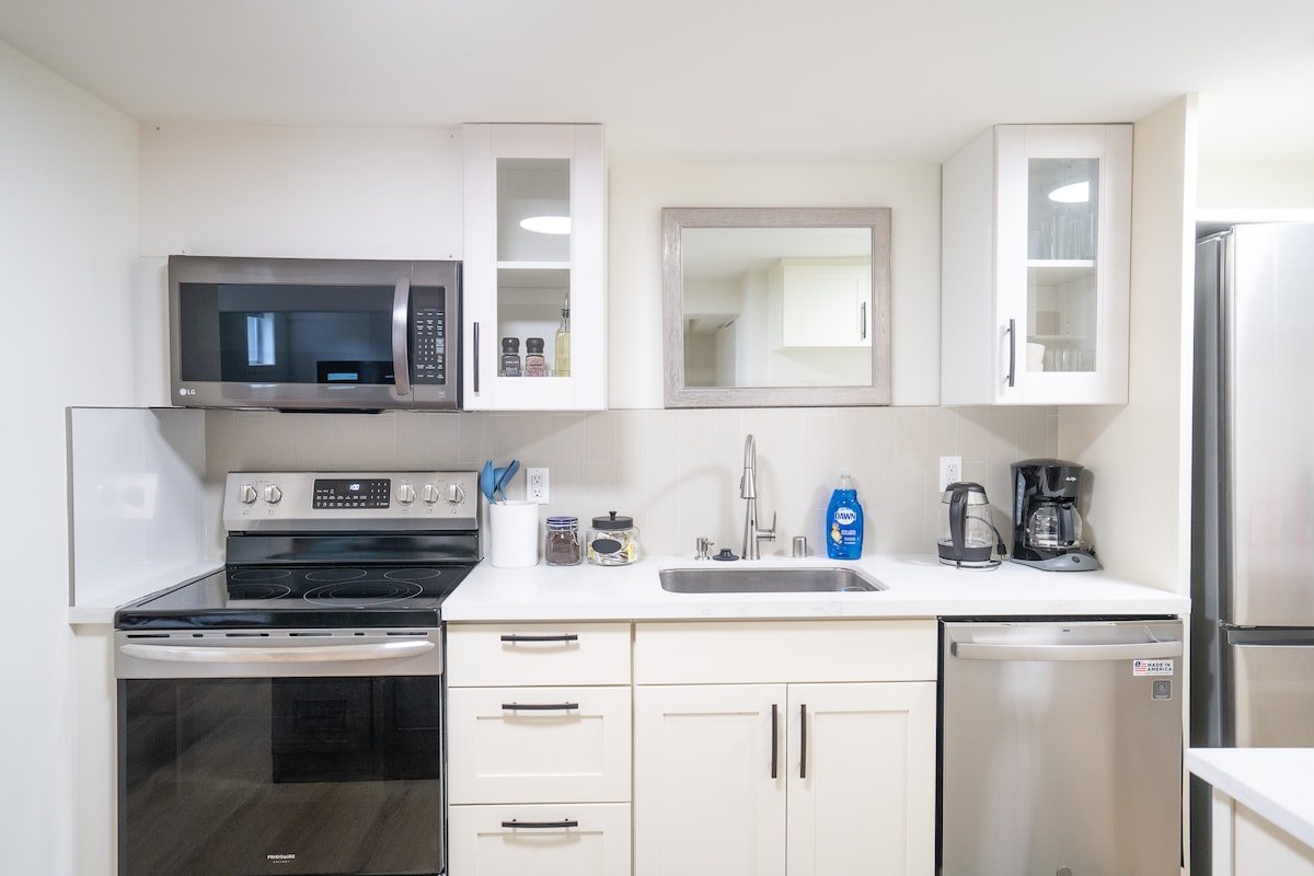 Modern 3B Home in Central Ballard – One floor gallery image 5