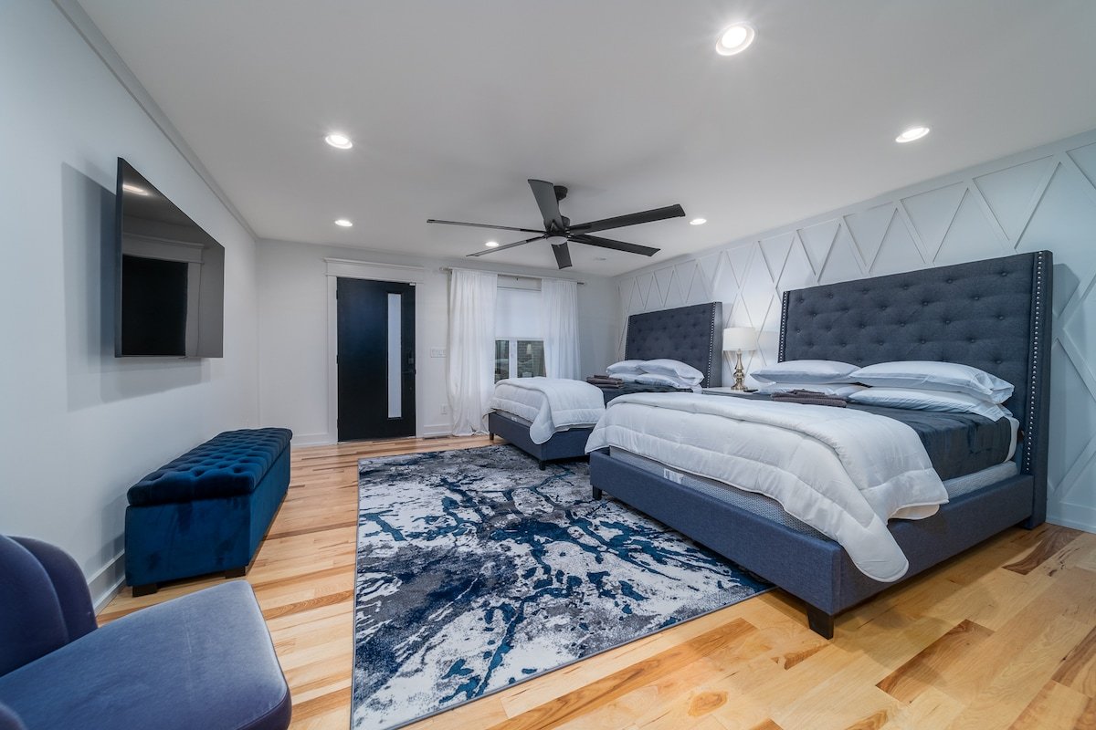 ROOFTOP HOT-TUB WITH DOWNTOWN VIEWS #3 gallery image 4