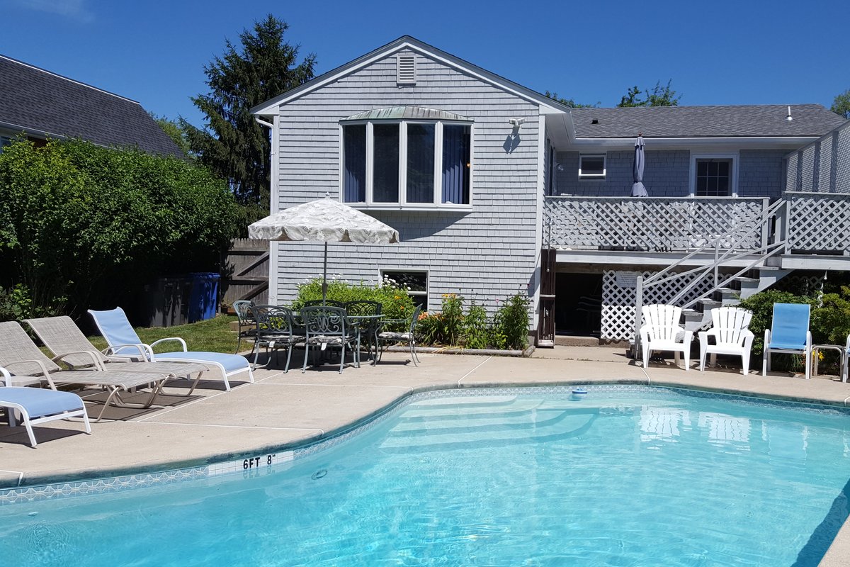 Private POOL, Central AC, Walk to beach, king MBR