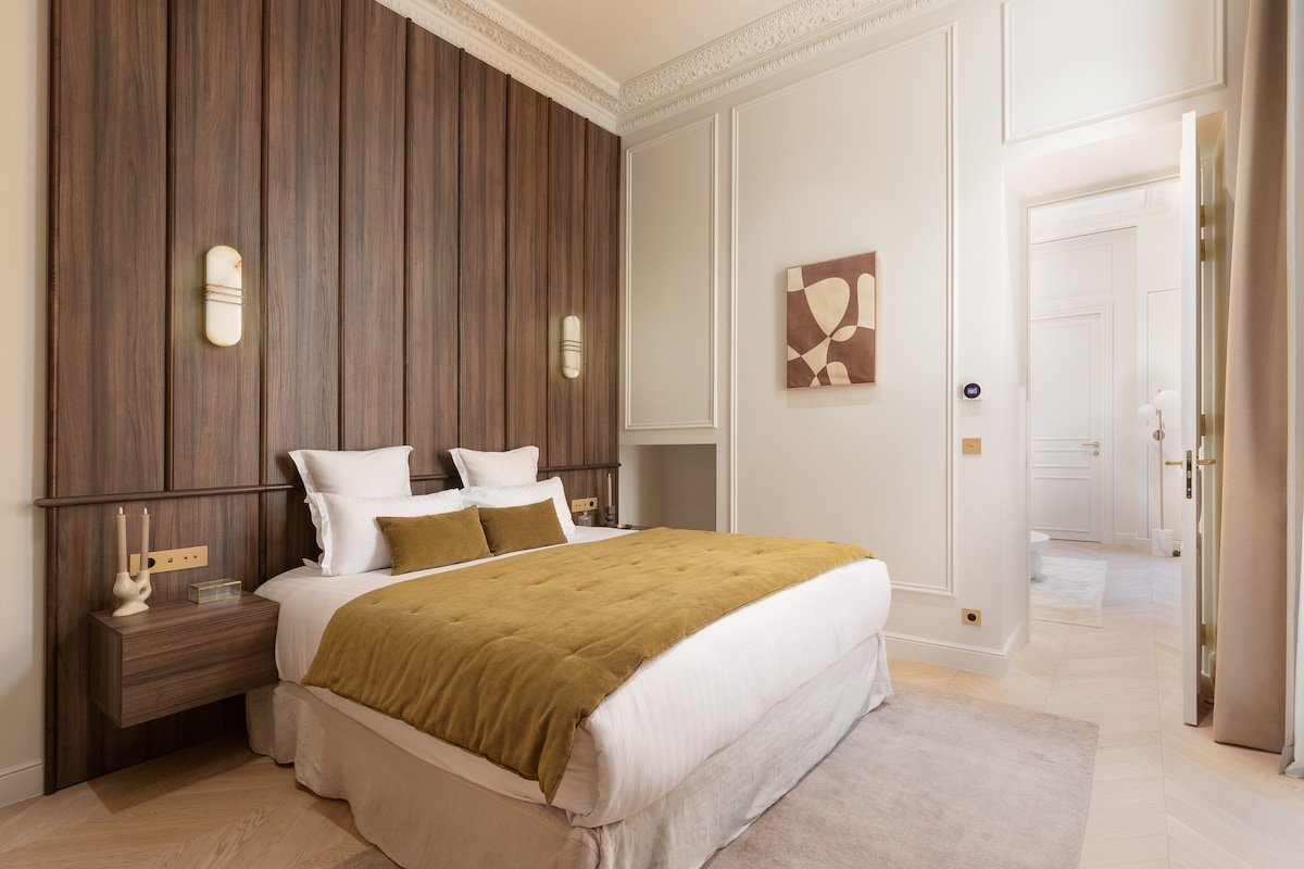 A Unique 2-BR/2Ba with Terrace & Services – Louvre gallery image 3